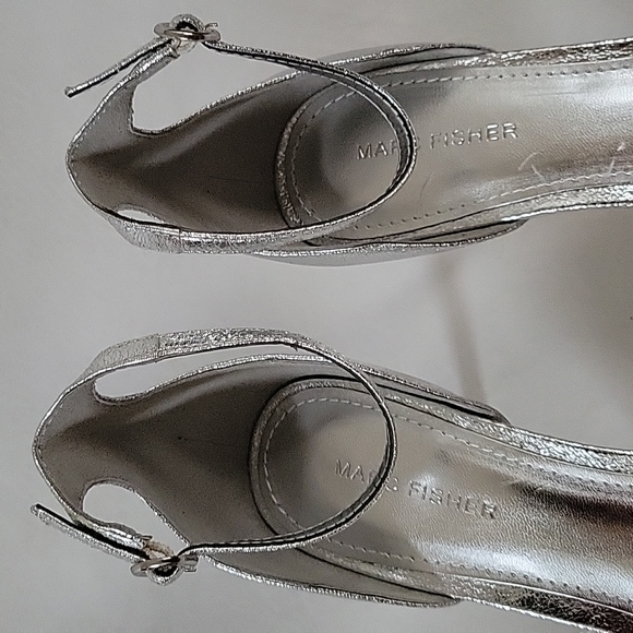 NEW Marc Fisher Brodie Silver Bow Ankle Strap Heel Size 9.5 - Picture 4 of 15